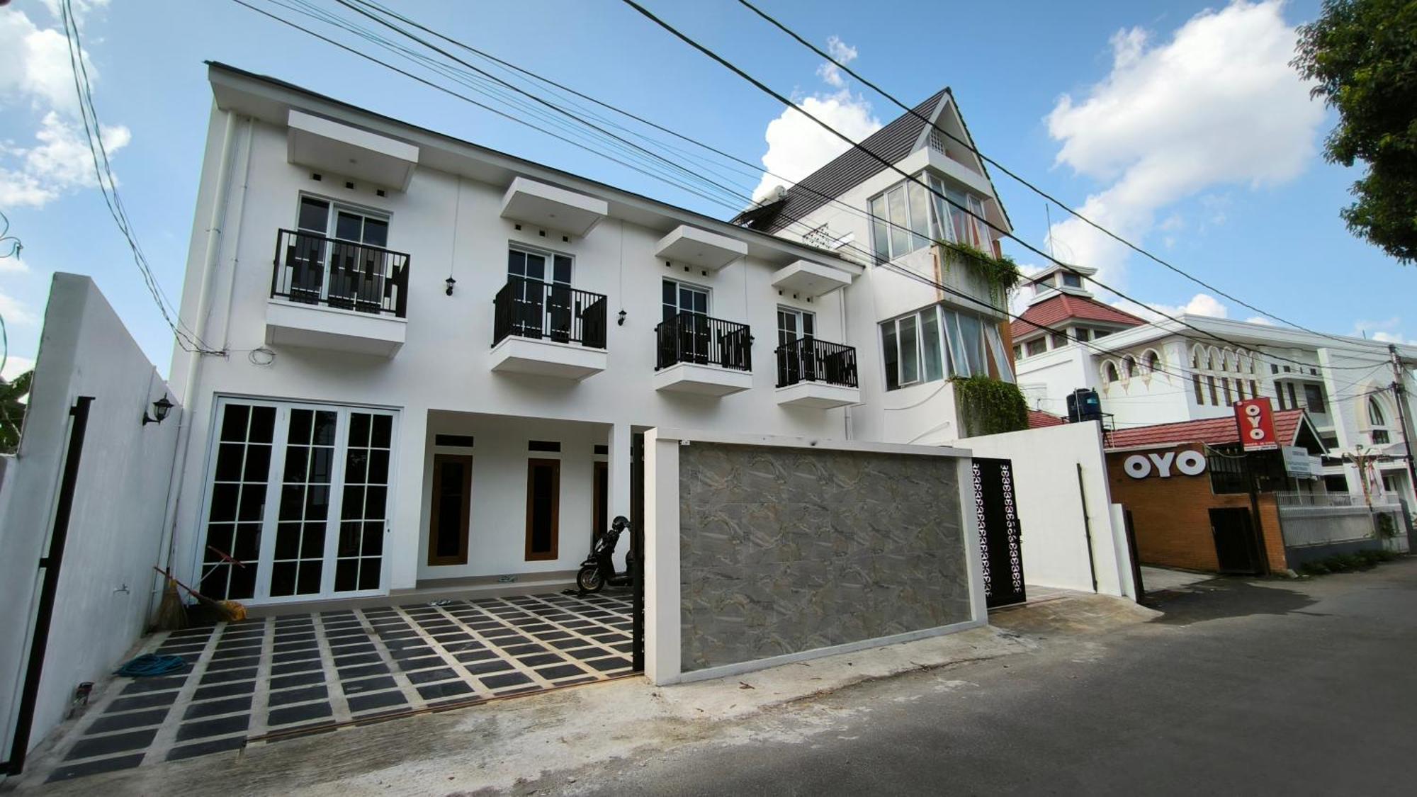 House Of Bedjo Powered By Cocotel Yogyakarta Exterior photo